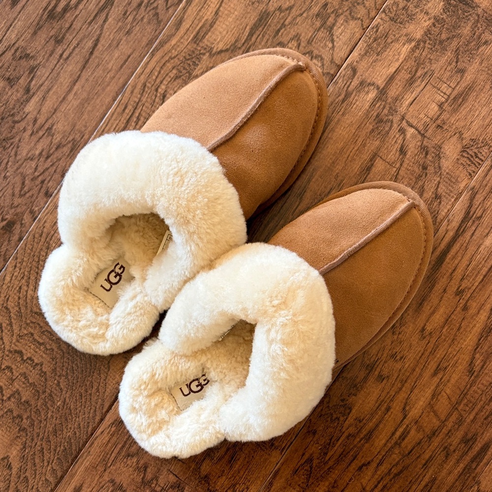 UGG Chestnut and Ivory Shearling Slippers (scufette II)